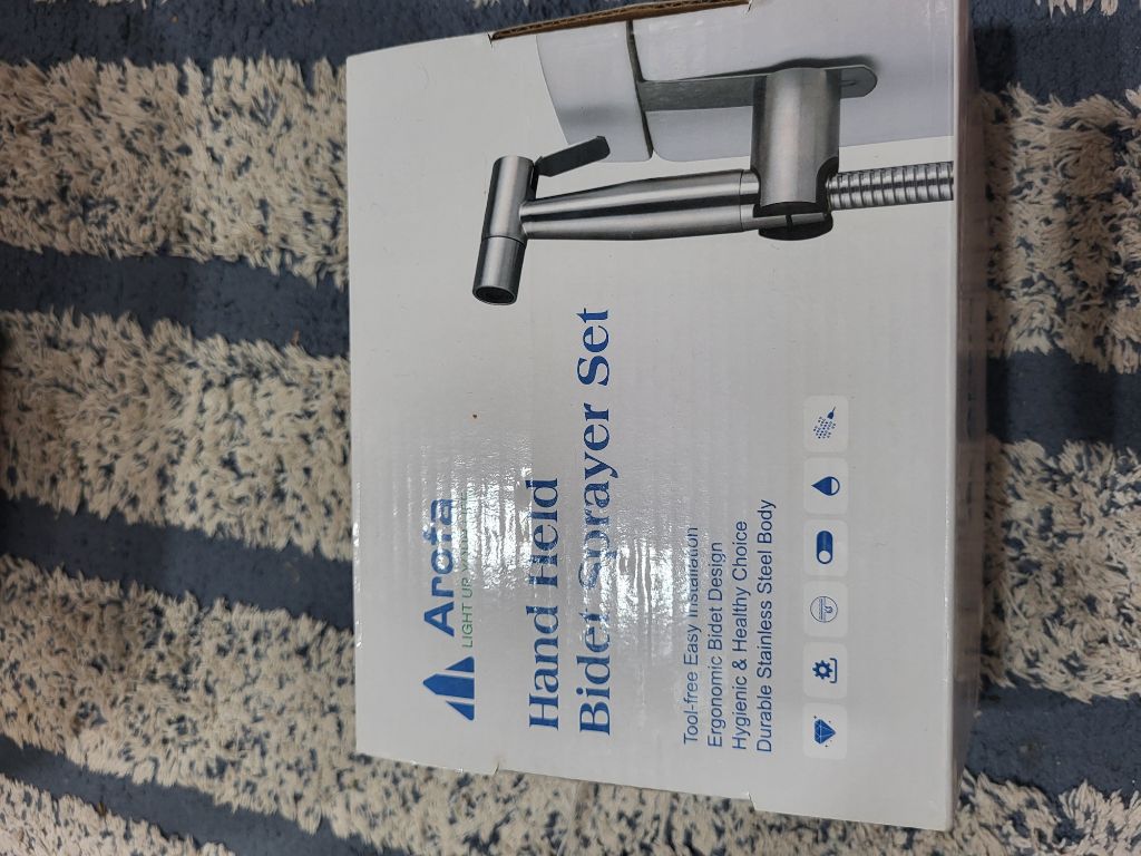 Free Hand held bidet sprayer (missing screws)