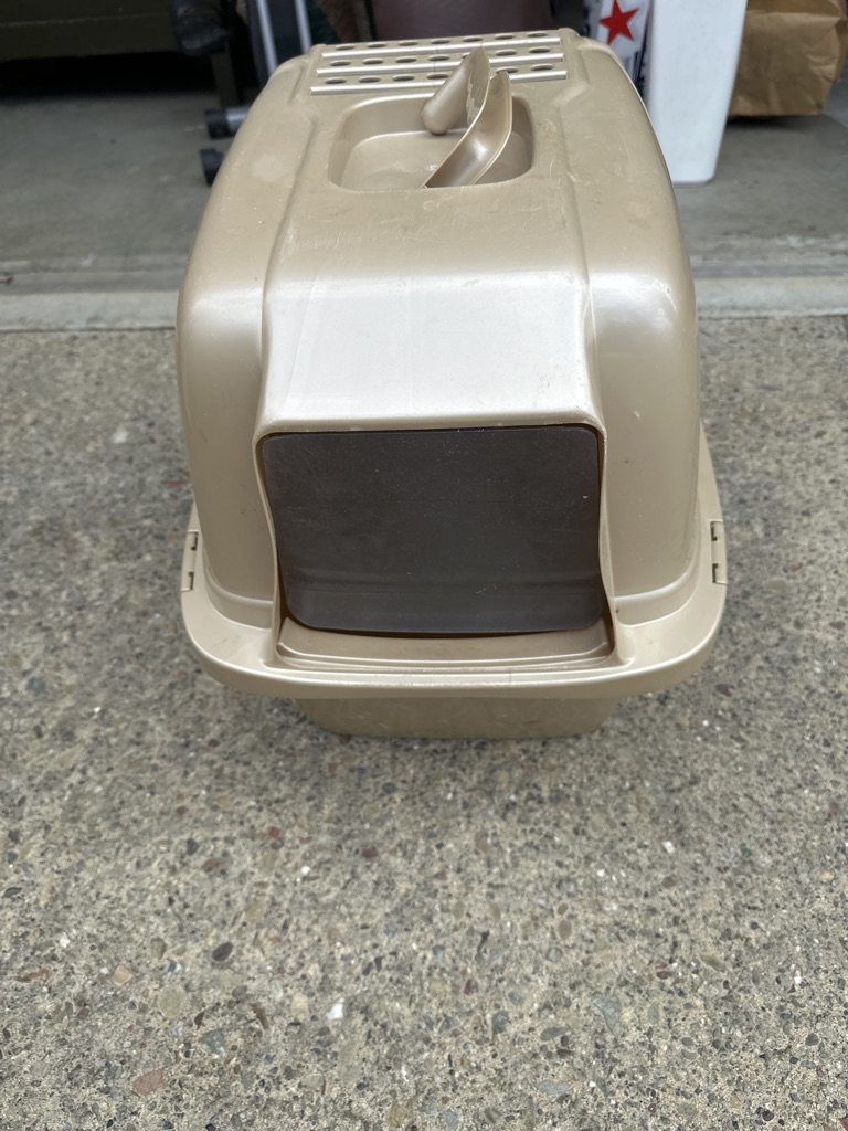 Free Cat litter box with top