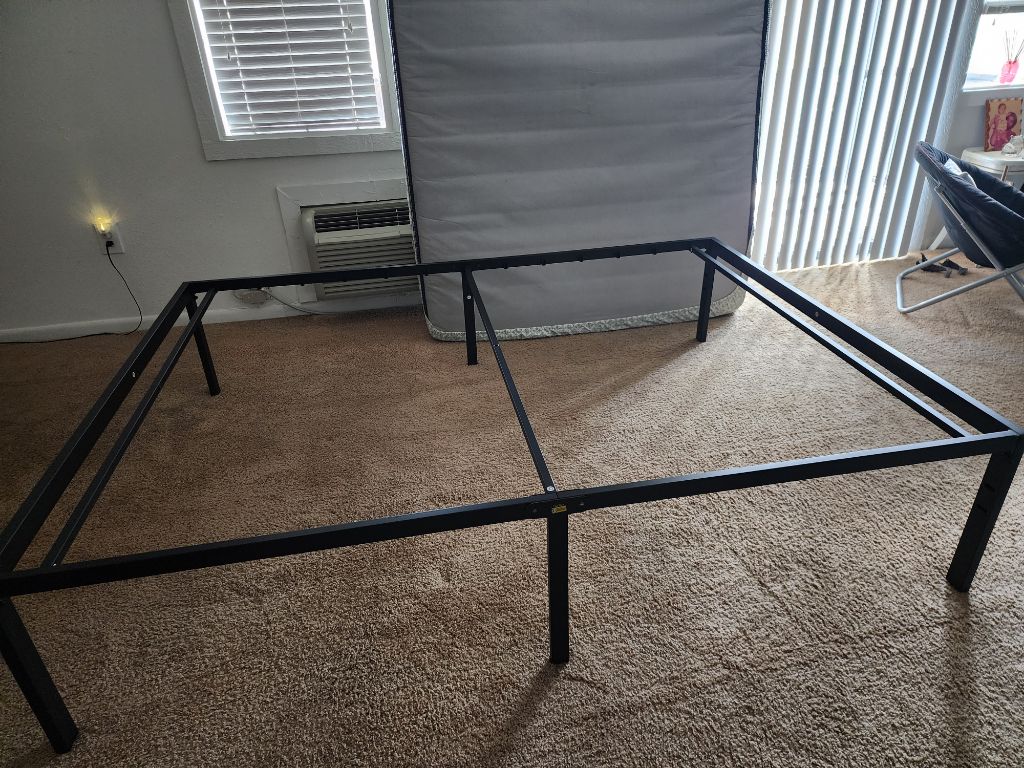 Free Black queen size metal frame 18 incest high