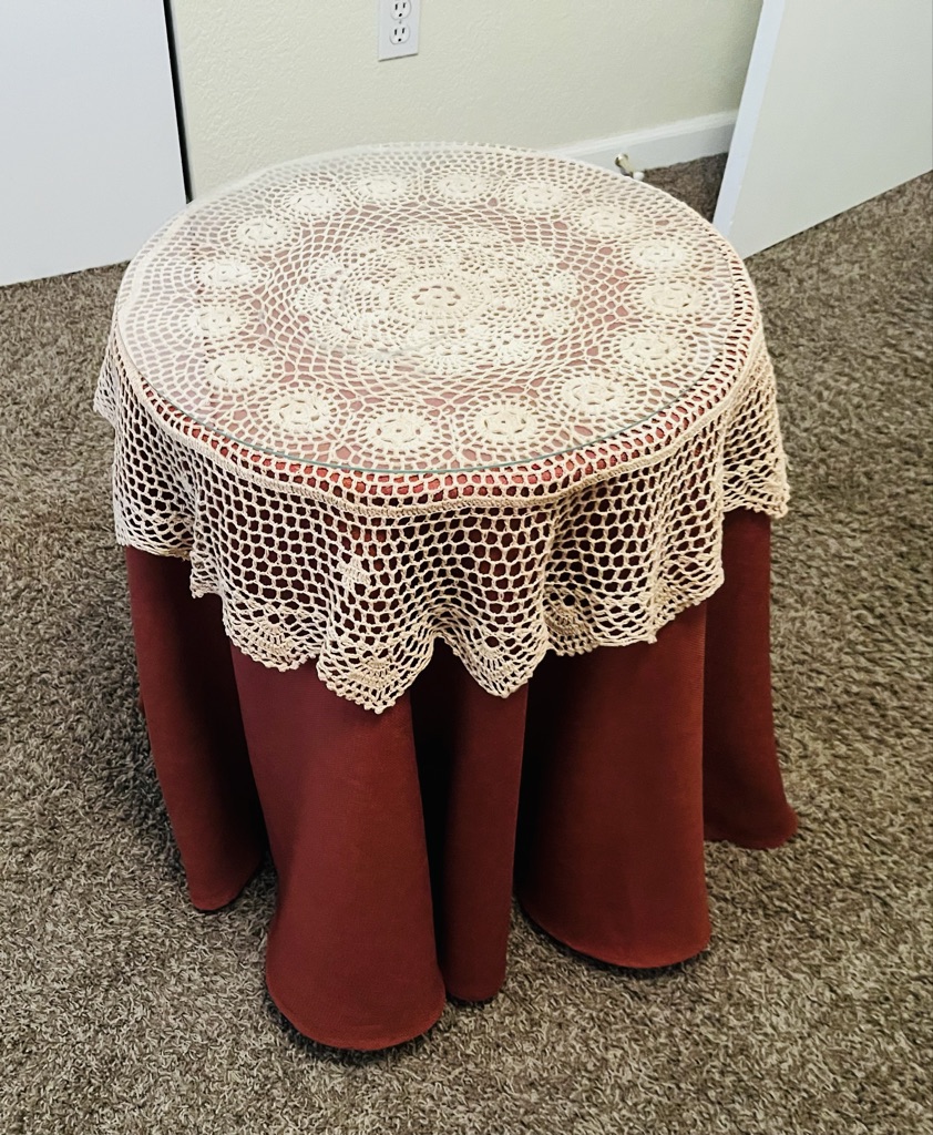 Free 3-Legged Round Table and Accessories
