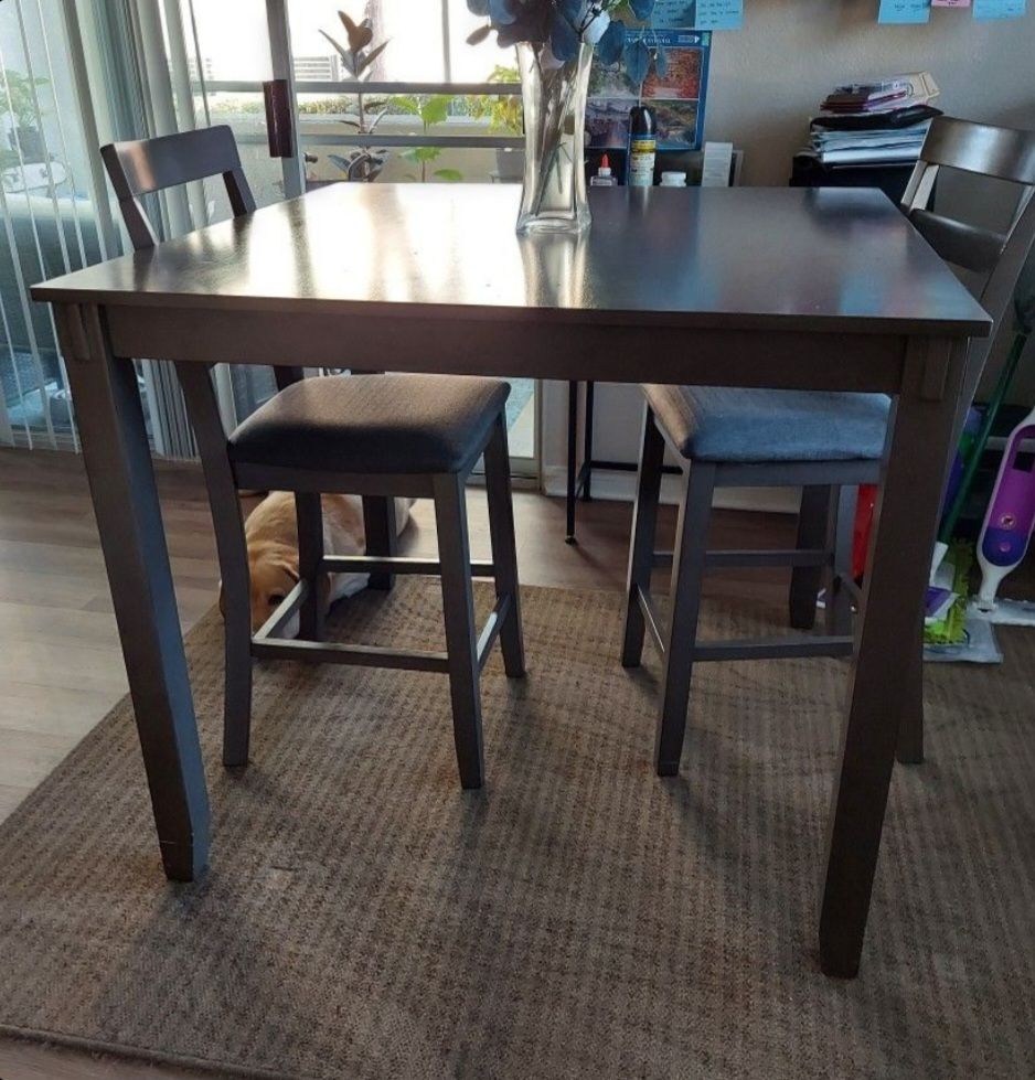 Free Dining room table