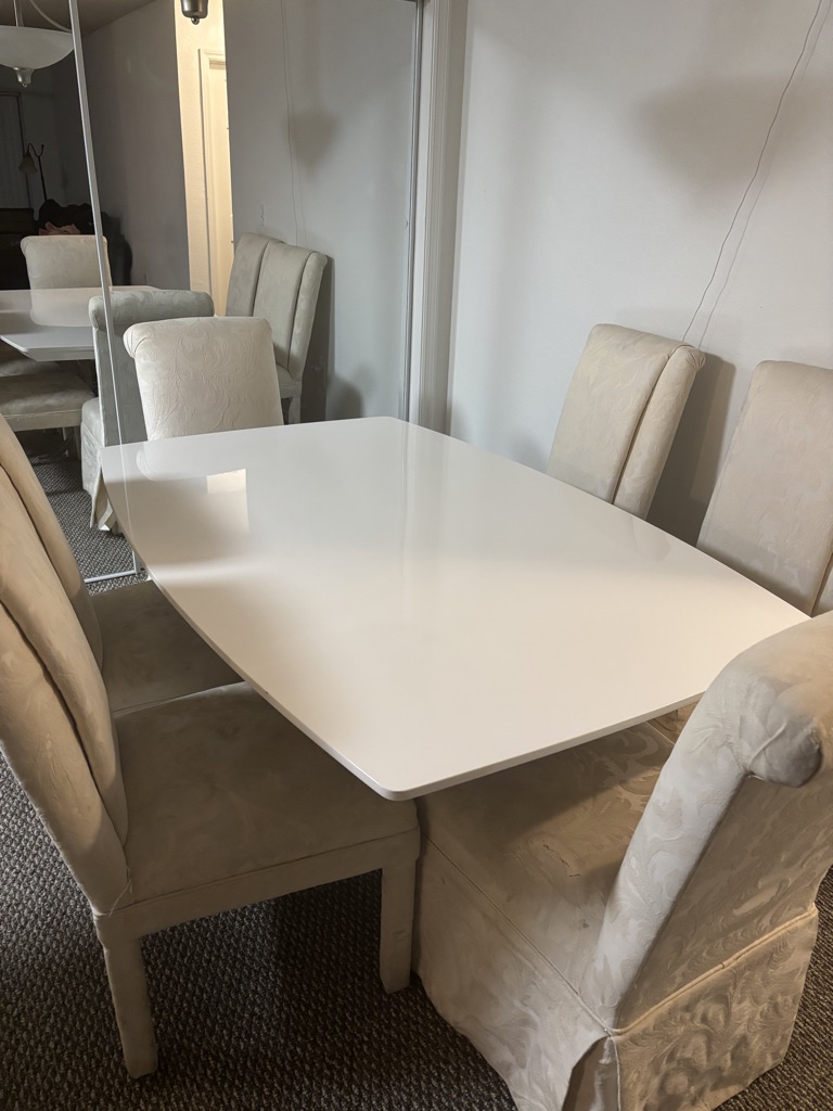Free white rectangle table