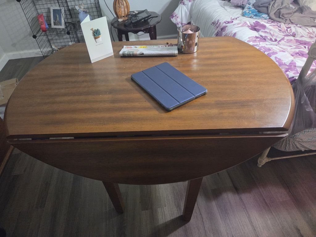 Free Med size table w/side foldouts.