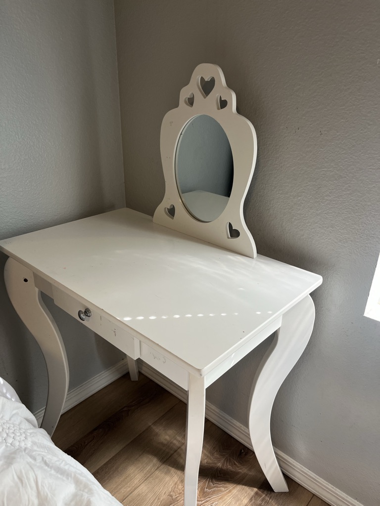 Free Kids make up dresser