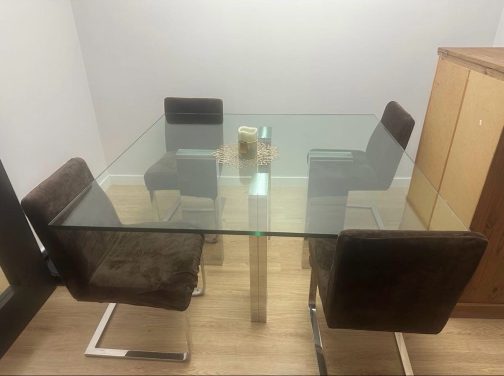 Free Dinning room Glass table