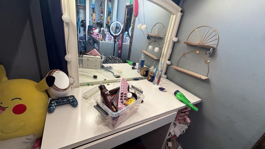 Free Desk and mirror