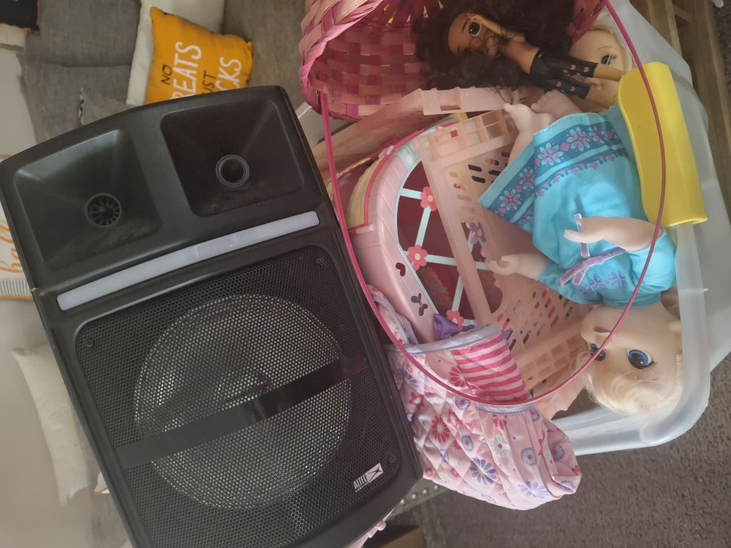 Free Up for grabs if anyone wants free kitchen things girls toys pink comforter