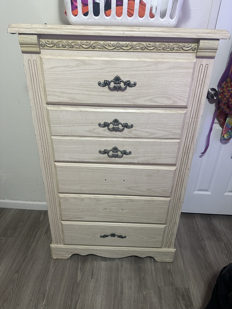 Free Chest and dresser