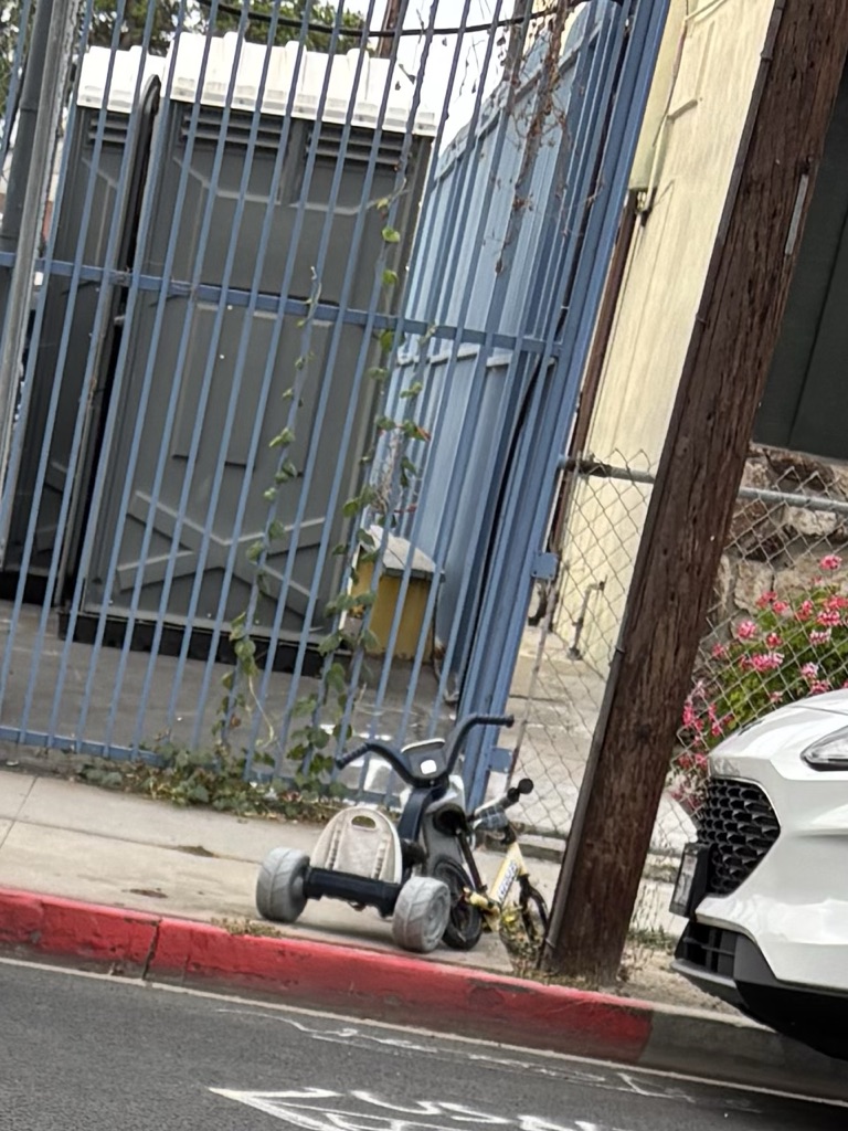 Free /gratis kids toys pick up /recoje at 3140 Iowa Ave South Gate ca 90280