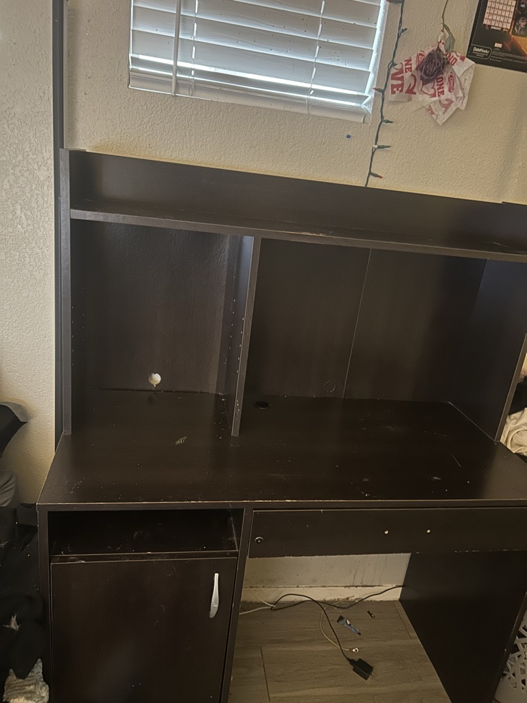 FREE DESK PICK UP ONLY FIRST COME FIRST SERVE NO HOLDS
