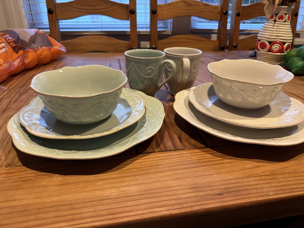 Free Dinnerware set of 6