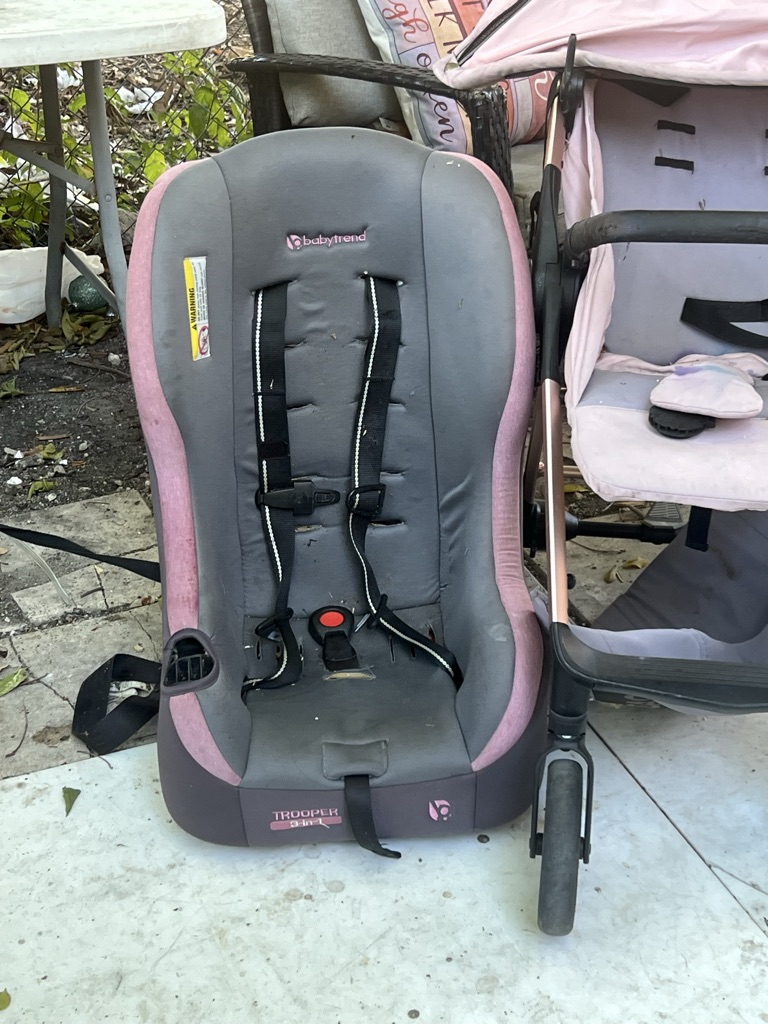 Free Hola se regala Silla para niña y Coche de niña