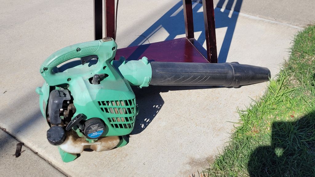 Free Gas leaf blower and lamp. FREE, Both work