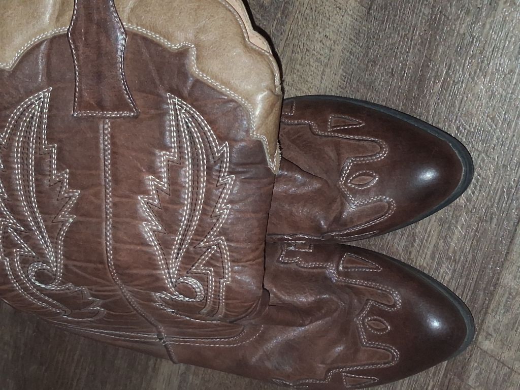 Free Pointed toe western boots