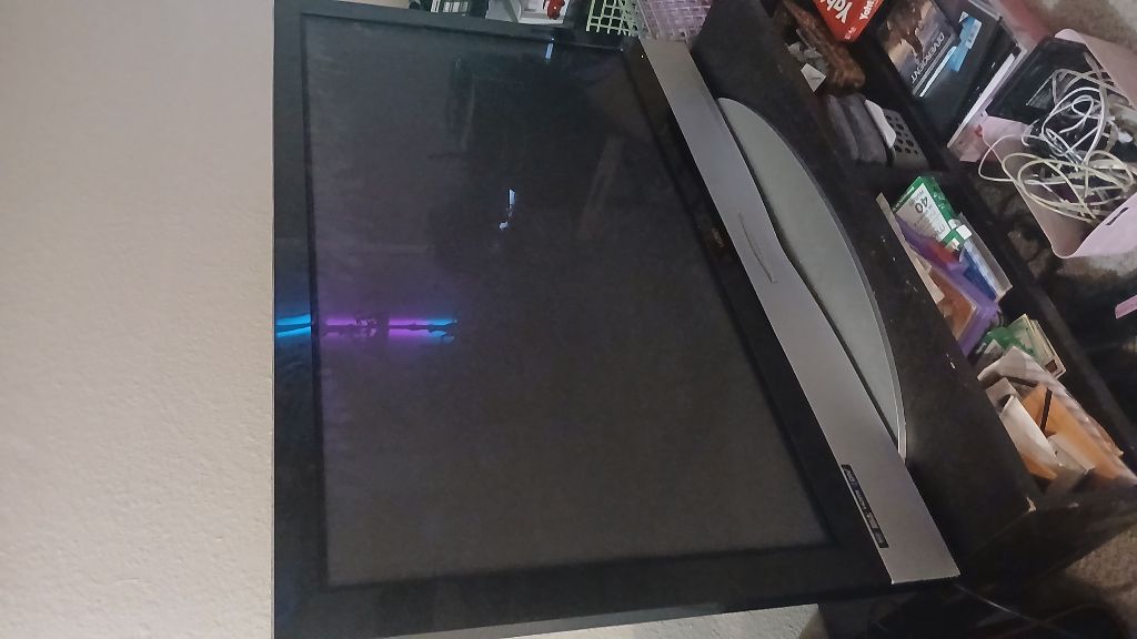 Free BIG 52" Vizio TV//Need 2-3People to Lift