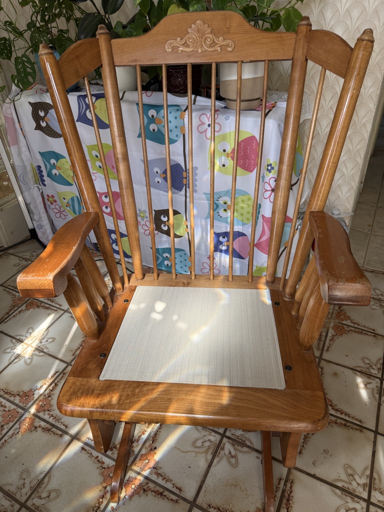 Free Rocking chair no cushions