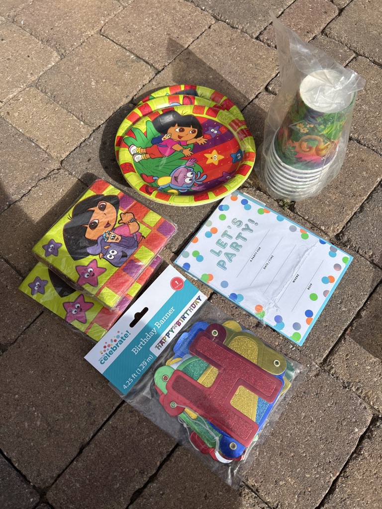 Free Party plates and decorations Dora the explorer