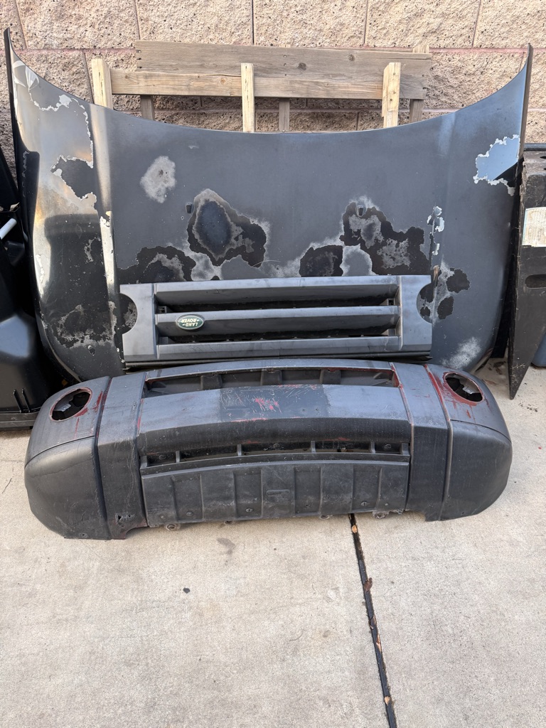 Free 2006 Land Rover le3 bumper,hood and grill free