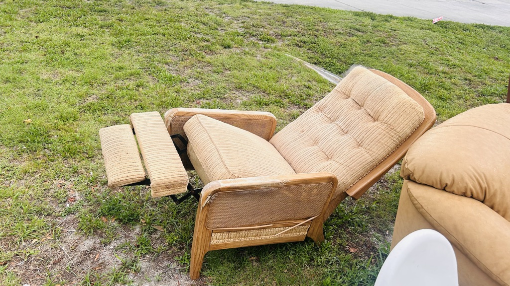 Free Curb alert, midcentury chair ++