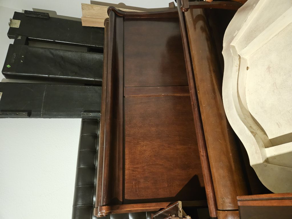 Free Queen - Dark Oak Finish Elegant Sleigh Bed in good condition