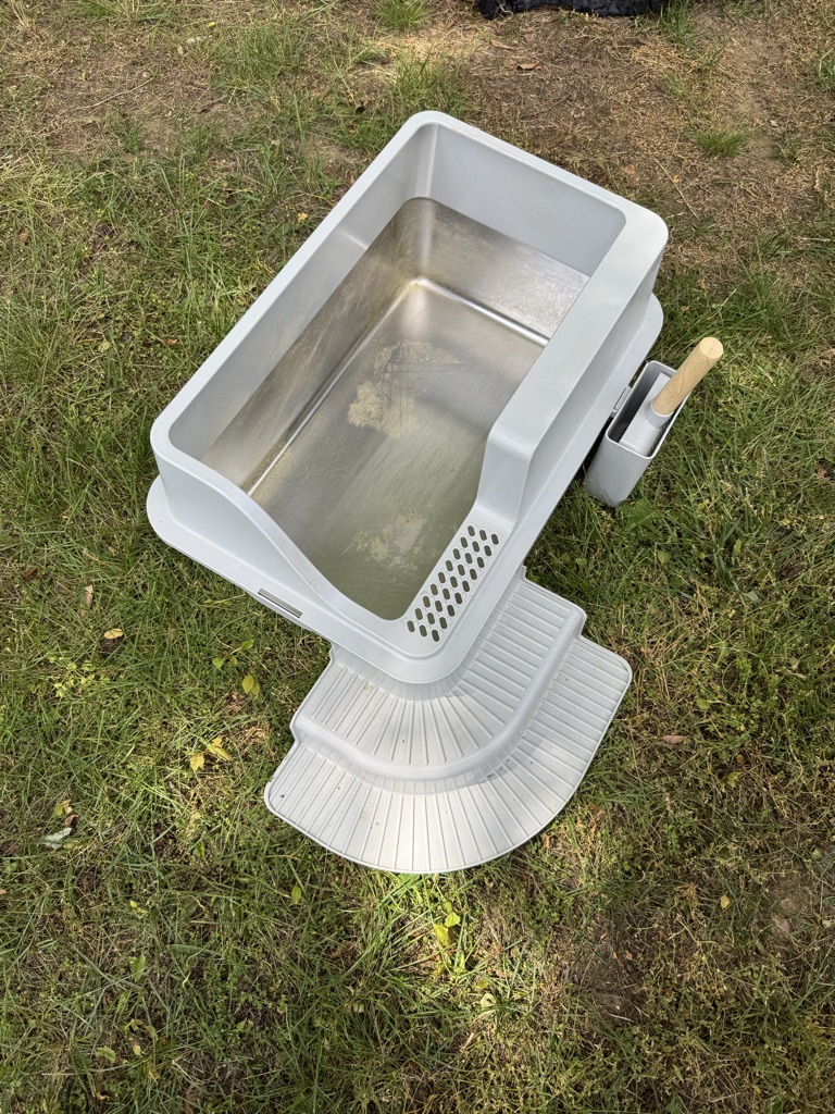FREE FREE ~ META LITTER CAT BOX WITH STAIRS ~ PICK UP IN MIDDLESEX, NJ ~ NO HOLDS