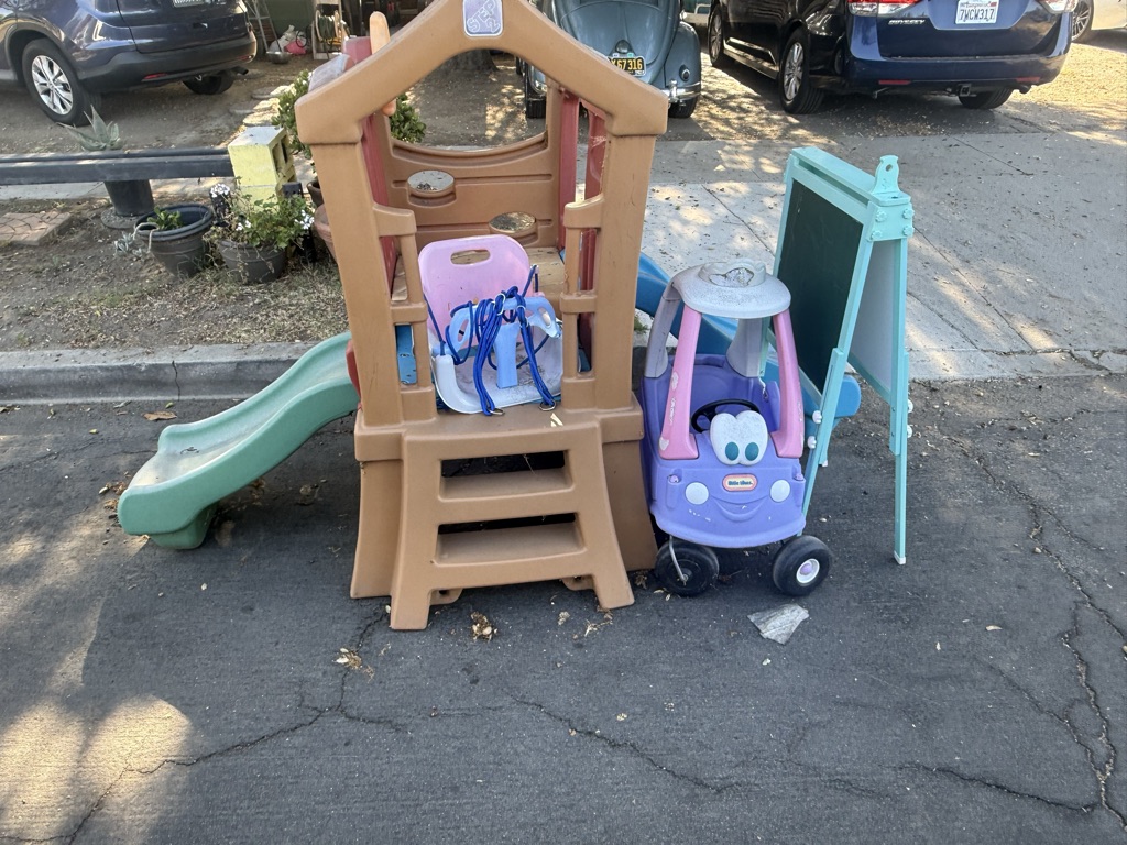 Free Curb Alert -Kids Stuff