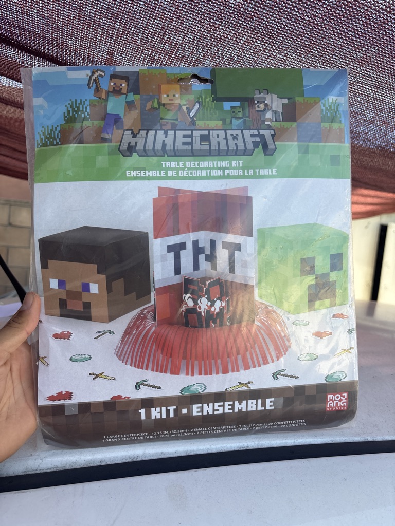Free Minecraft table decorating kit