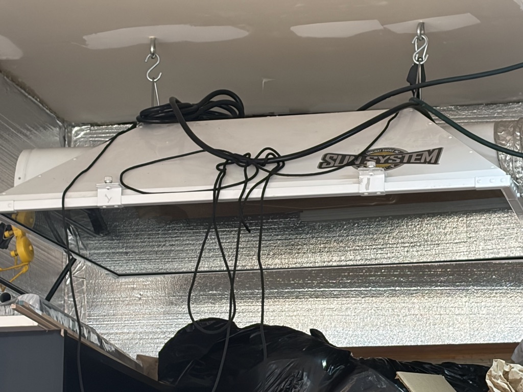 Free 2 Magnum XXXL Grow light hoods
