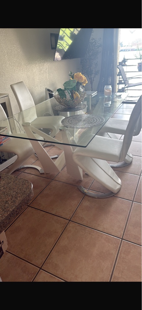 Free Regalo este juego de comedor de 4 sillas en perfectas condiciones de cristal