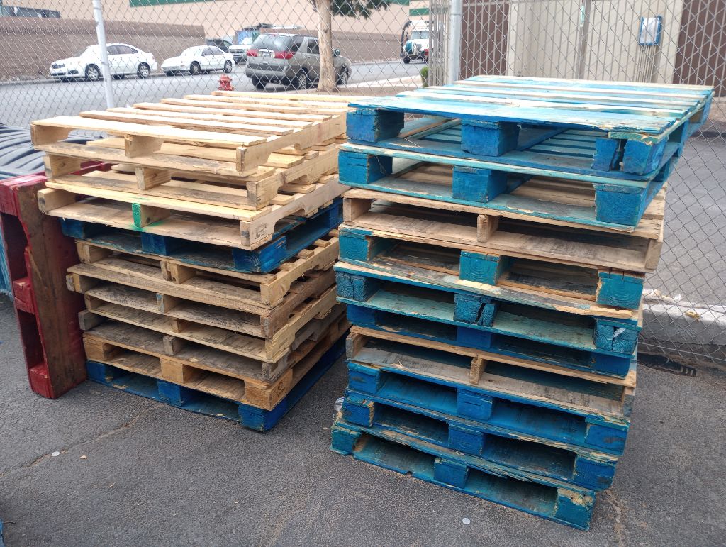 Free Wooden pallets