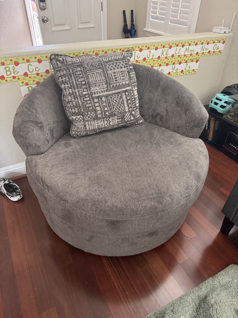 Free Large lounge round swivel chair