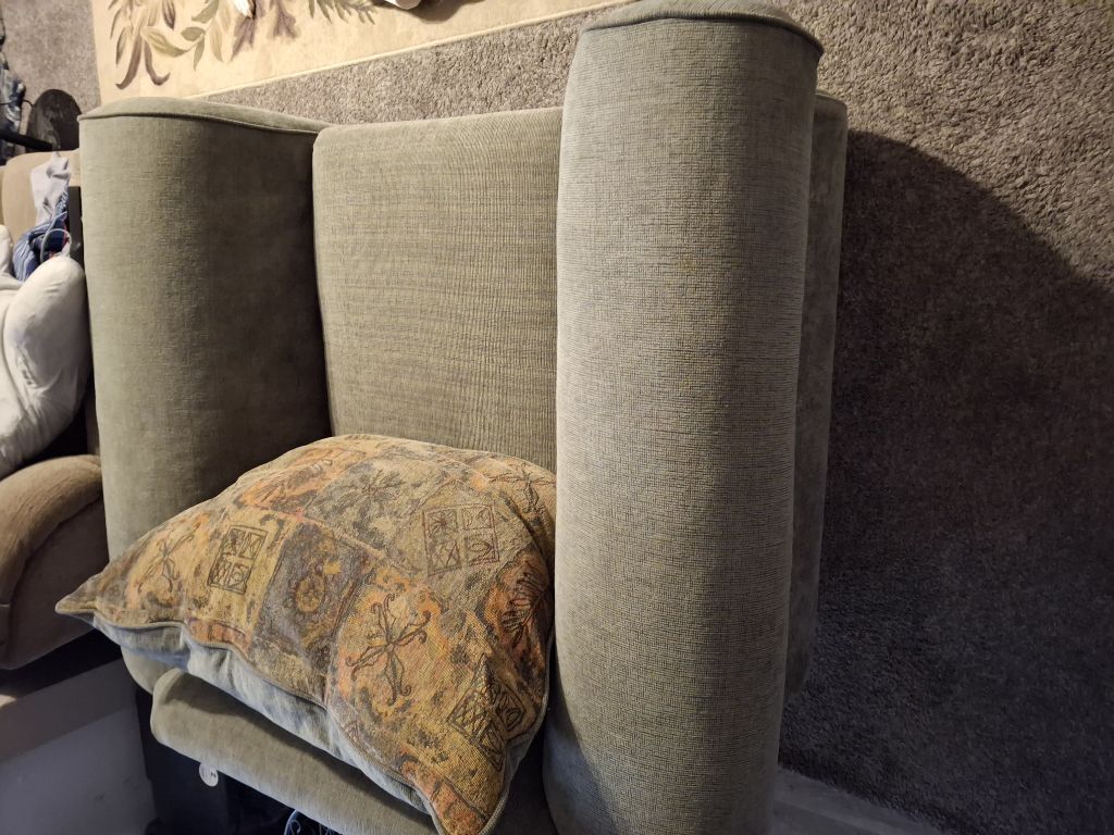 Free Over sized single person sofa chair