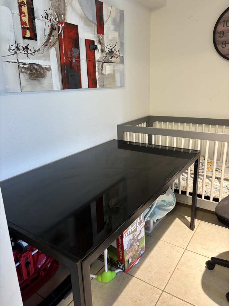 Free black glass table