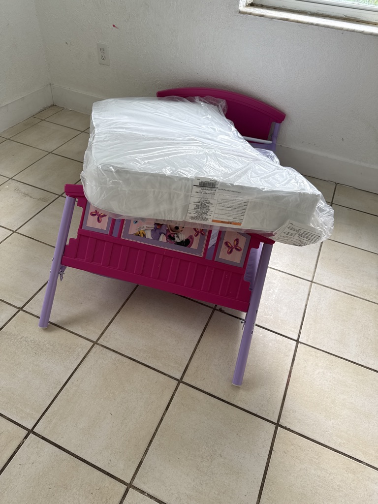 Free Toddler bed Minnie