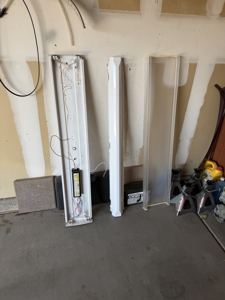 Free Shop light with bulbs