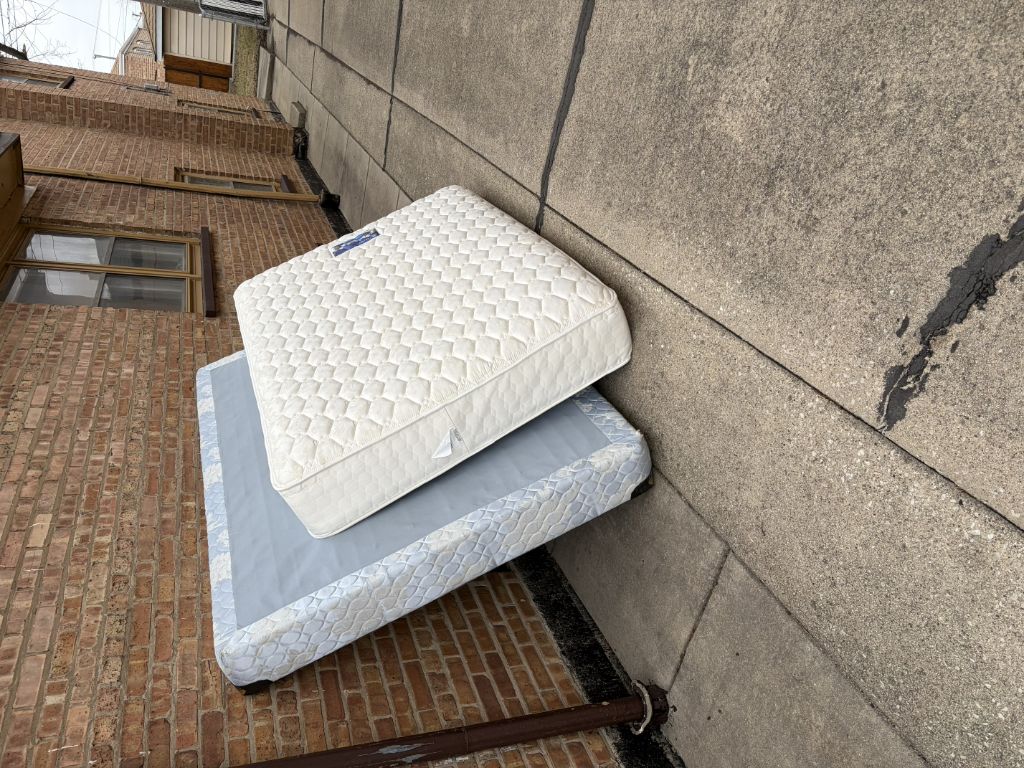 Free Like new mattress box spring fill