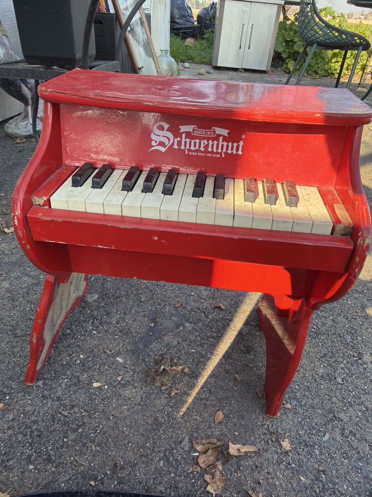 Free Schoenhut mini dog piano
