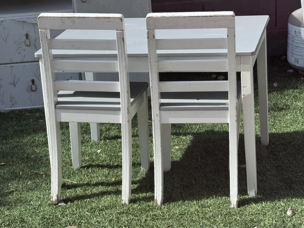 Free Kids table and chairs / Need some love