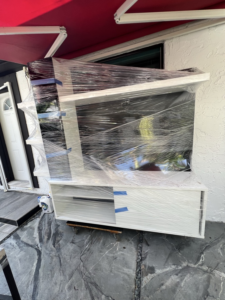 FREE TV STAND MUST BE PICK UP