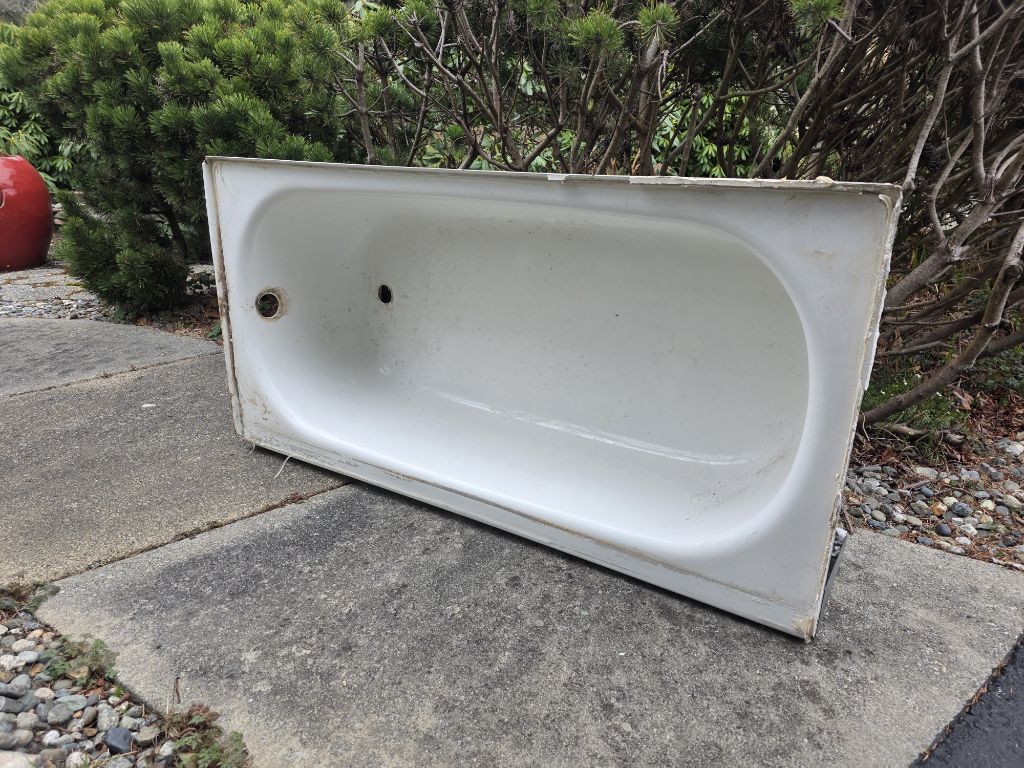 Free bath tub 5' X 2'6" x 16"