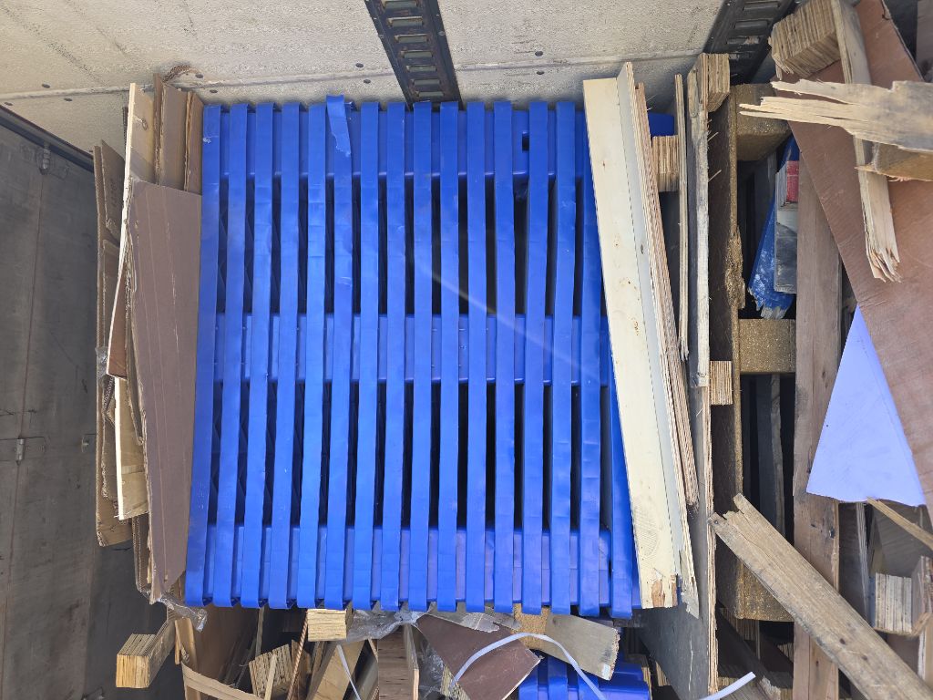 Free Plastic blue pallets FREE! FREE!