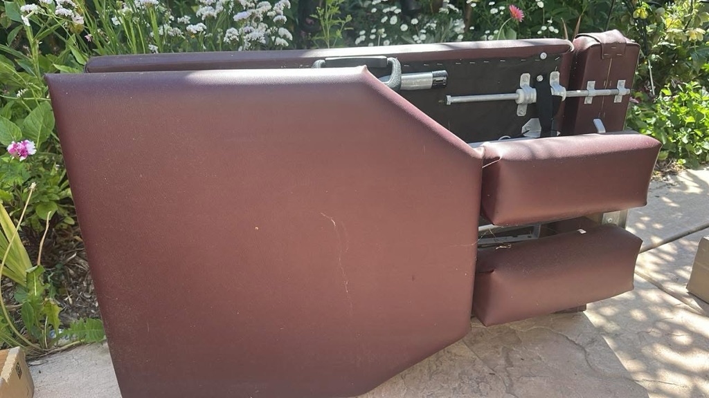 Free Folding massage table