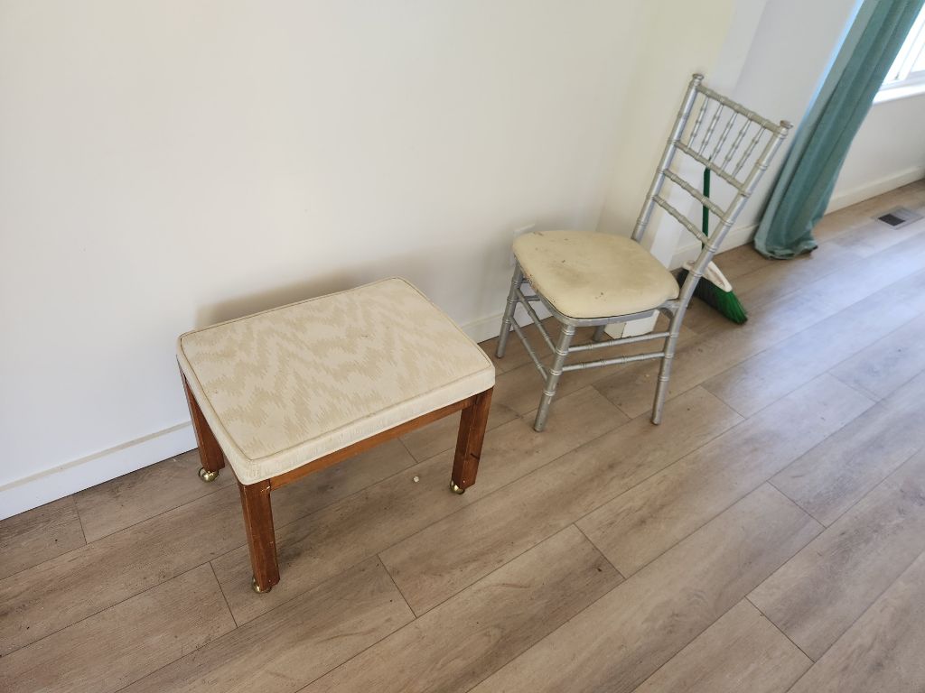 Free chair and 2 rolling seats