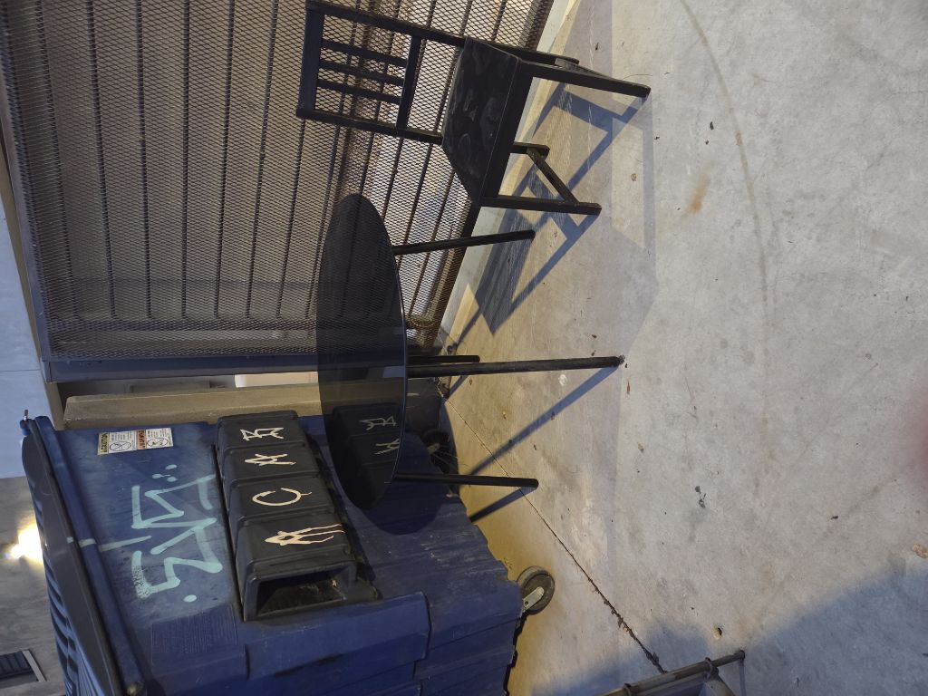 Free glass table