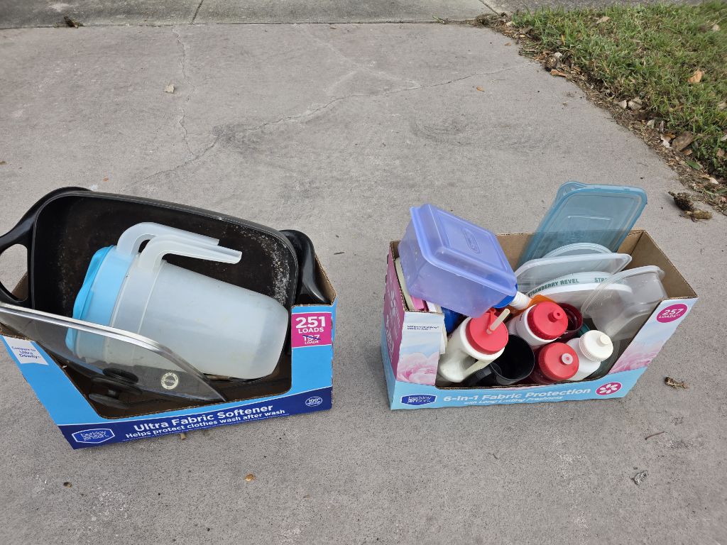 Free working skillet and containers at curb 4811 Landover Circle Orlando
