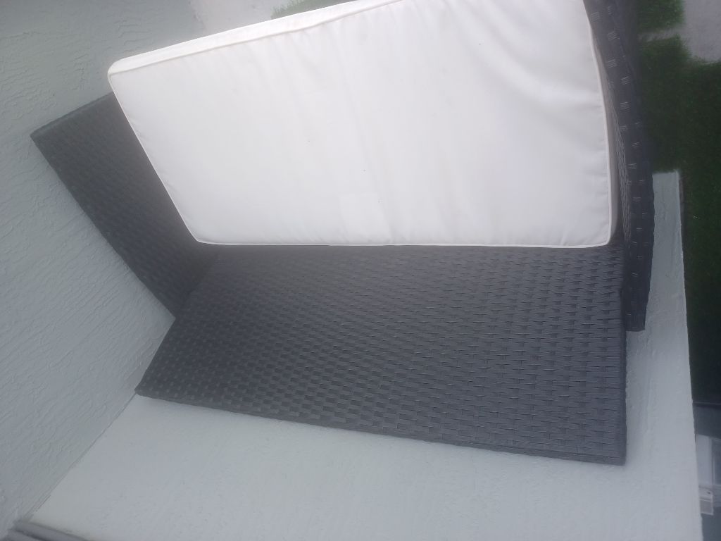 Free “Sillón de jardín / balcón GRATIS. Pickup en Downtown Miami.”
