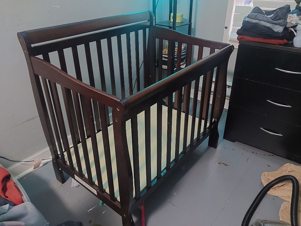 Free Mini crib