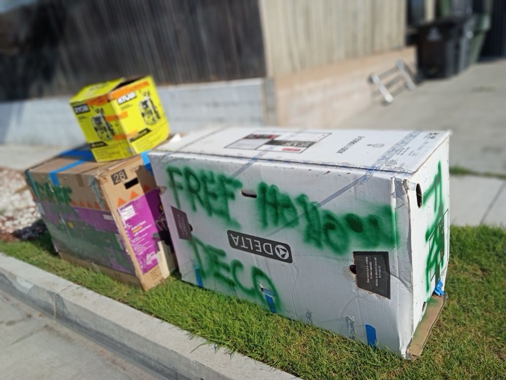Free Halloween decorations. Various. Boxes are loaded. Are the ones that are from homedepot so it's a FREEBIE APP PEOPLE.   It's free!