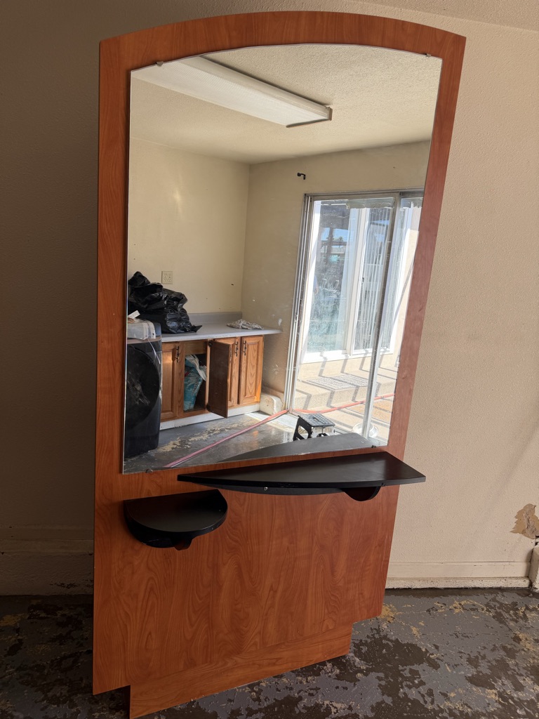 Free 2 Hair salon styling stations