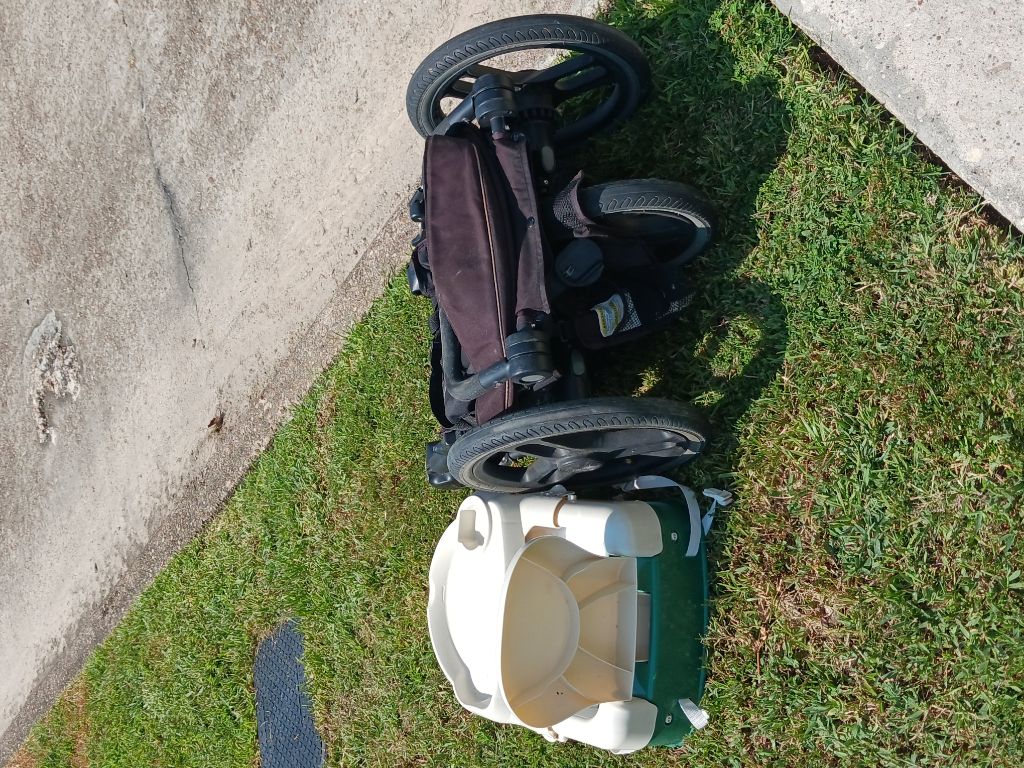 Free 3 wheel run stroller. Baby chair.